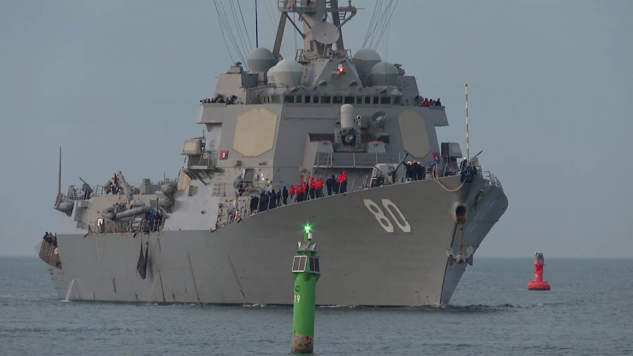 Zerstörer USS Roosevelt im Rostocker Hafen