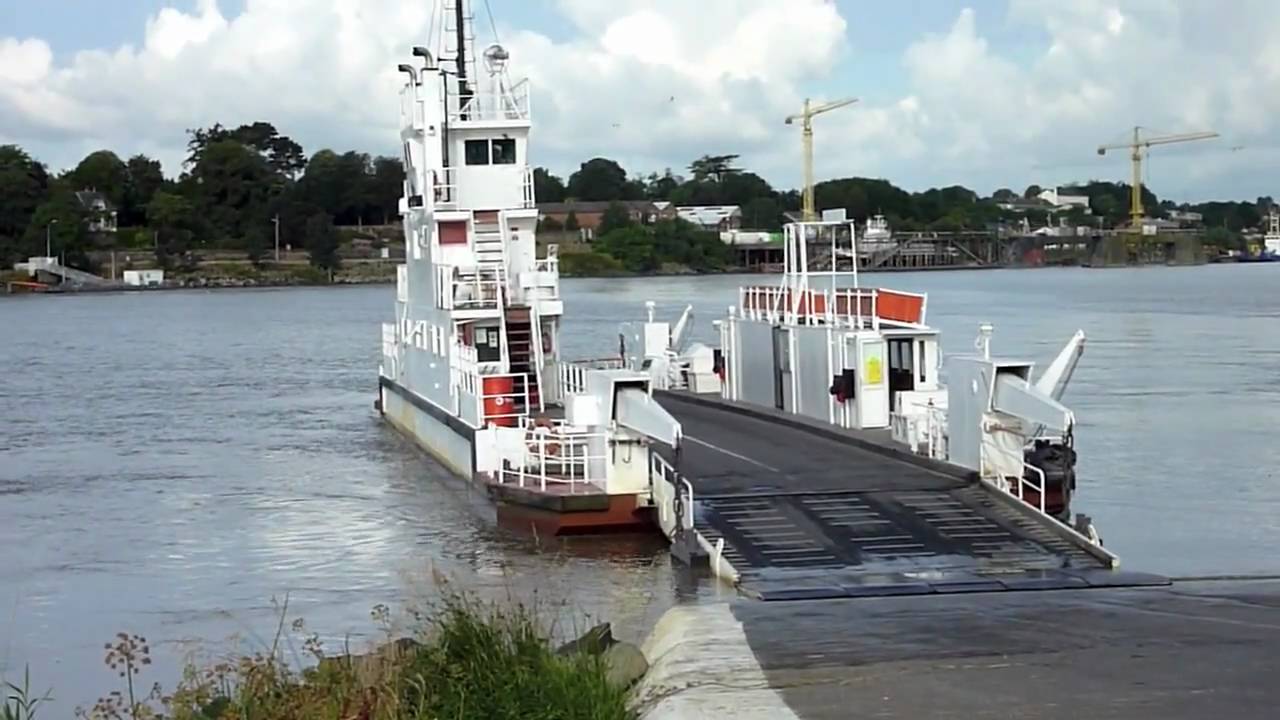 Bac de Loire sur l'estuaire en aval de Nantes