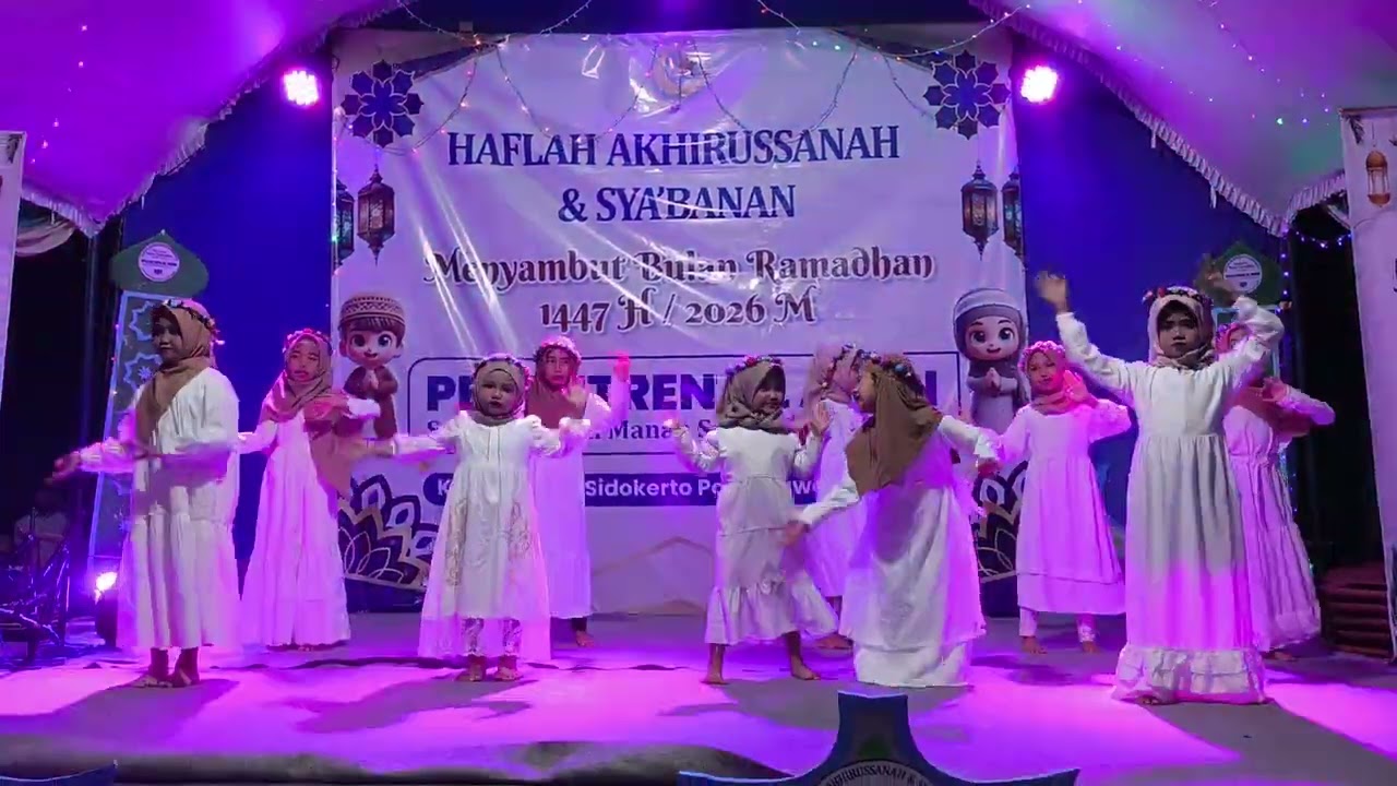 Penampilan Santriwati Pesantren Kebondalem
