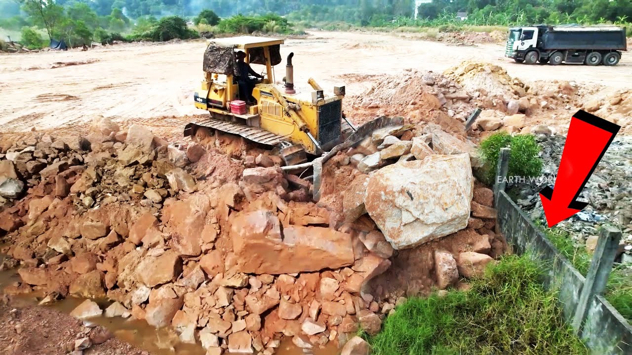 Well Done! KOMTASU Dozer Japan Technology Process 12h Per Day Moving Huge Stones Large Size Landfill