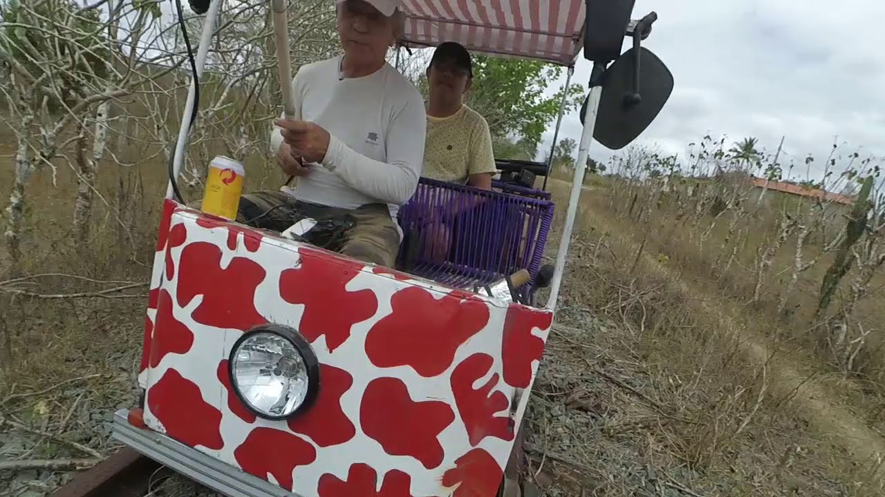 Carrinho de trem nos trilhos.