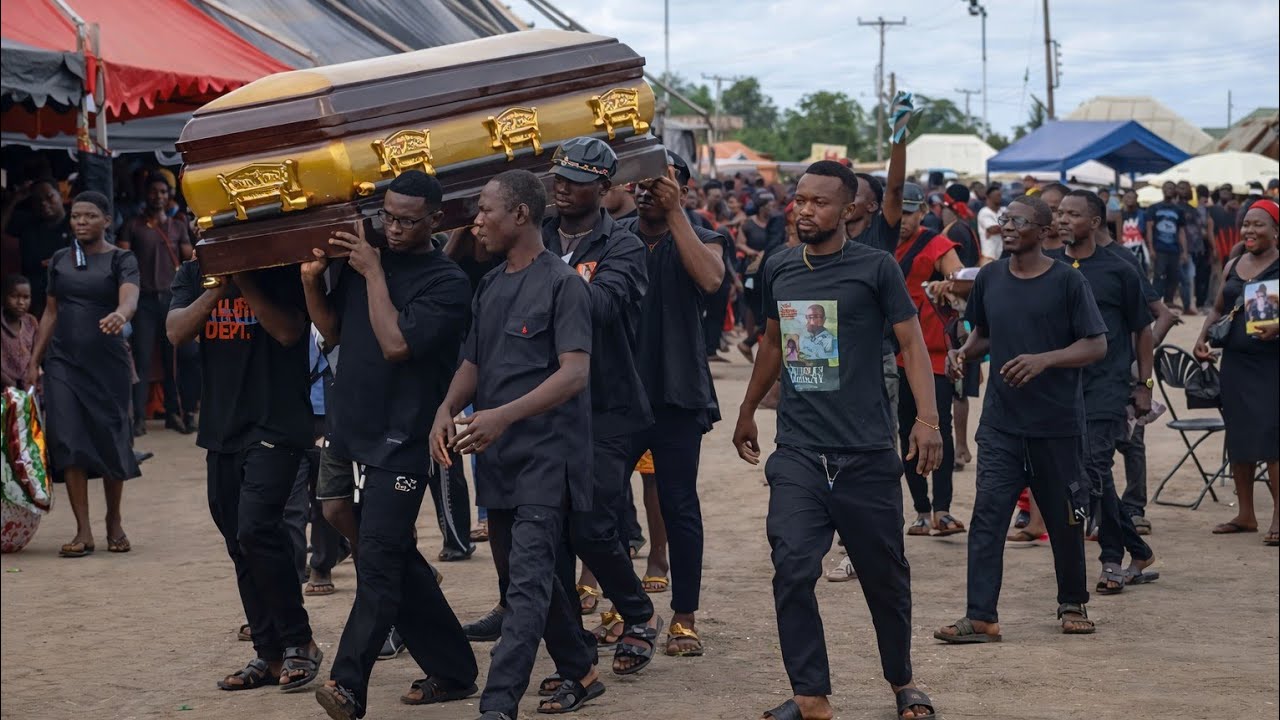 Emotional Funeral Procession in Ghana – Pallbearers Carry Coffin with Respect 2026😢🇬🇭Diwomere Band 