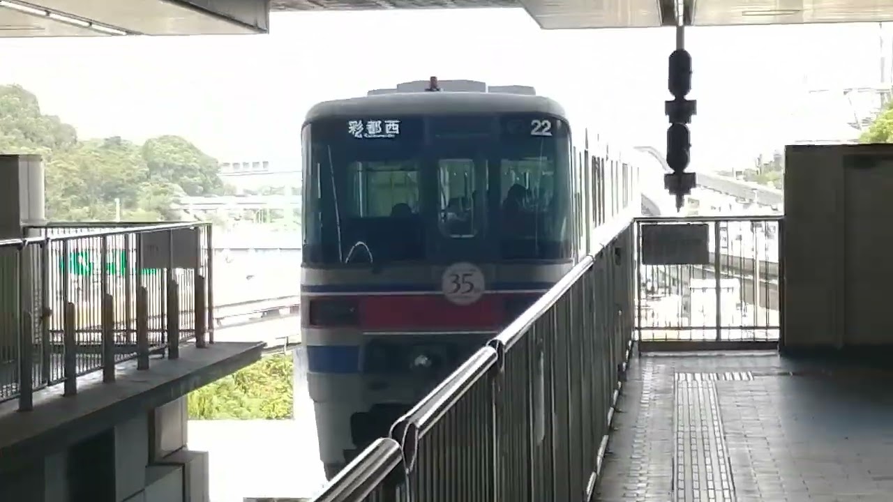 大阪モノレール2000系開業ヘッドマーク彩都西行き万博記念公園駅発車
