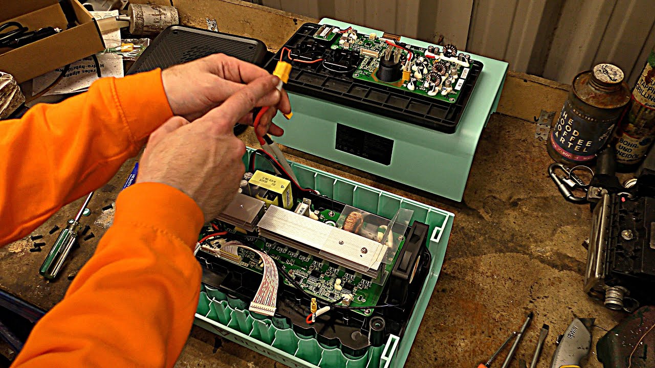 Bluetti EB70 - Let's look inside.