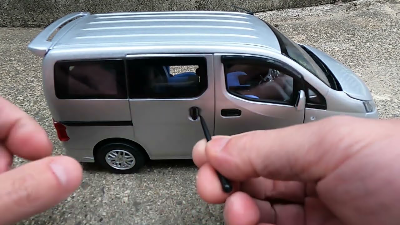 Unboxing of Nissan NV200  1:18 Scale Diecast Model Car