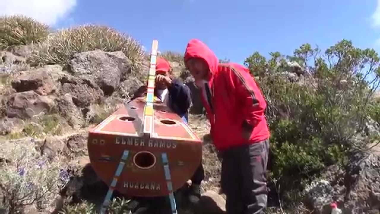HUACAÑA 2014 elmer ramos canta en la tumba de su padre PEDRO RAMOS