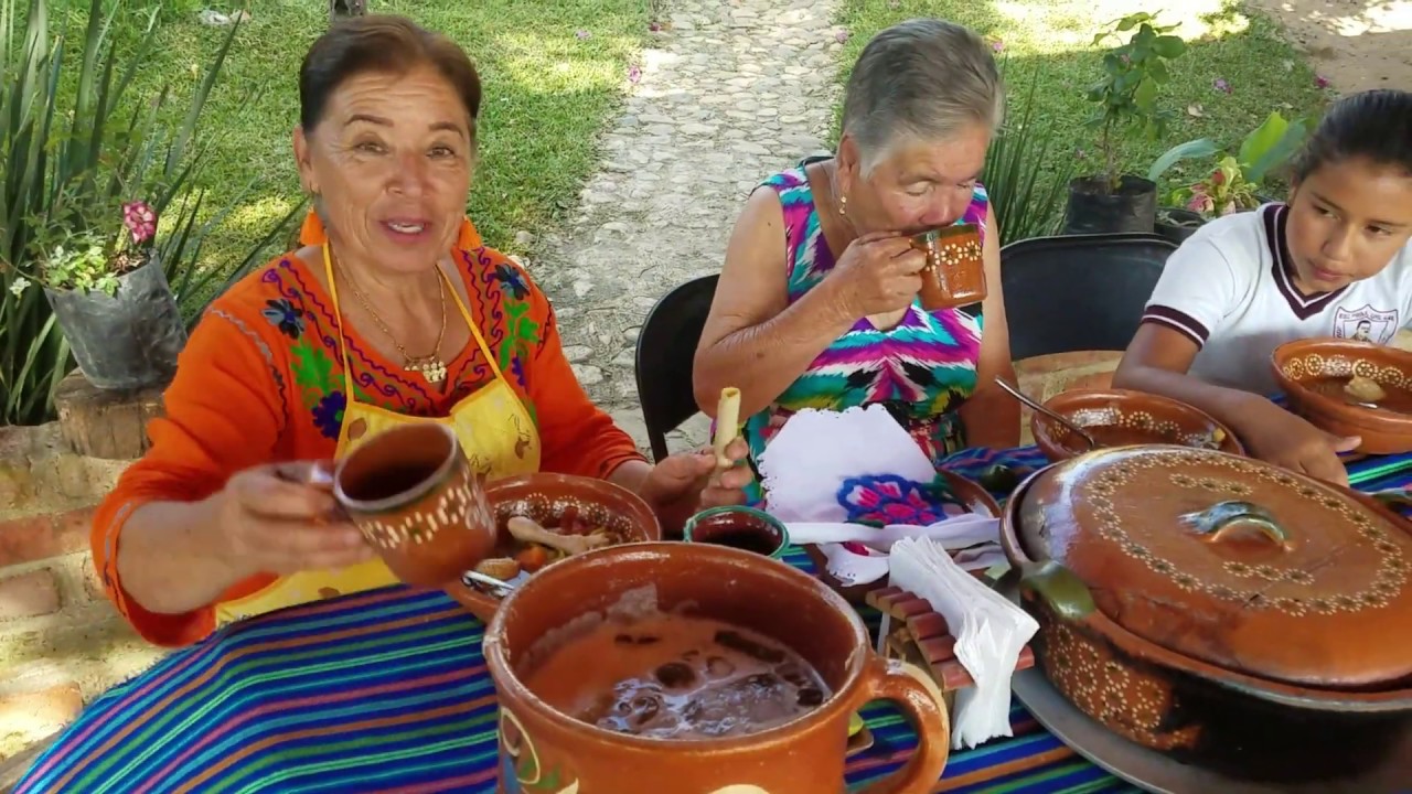 delicioso caldo de patitas de pollo