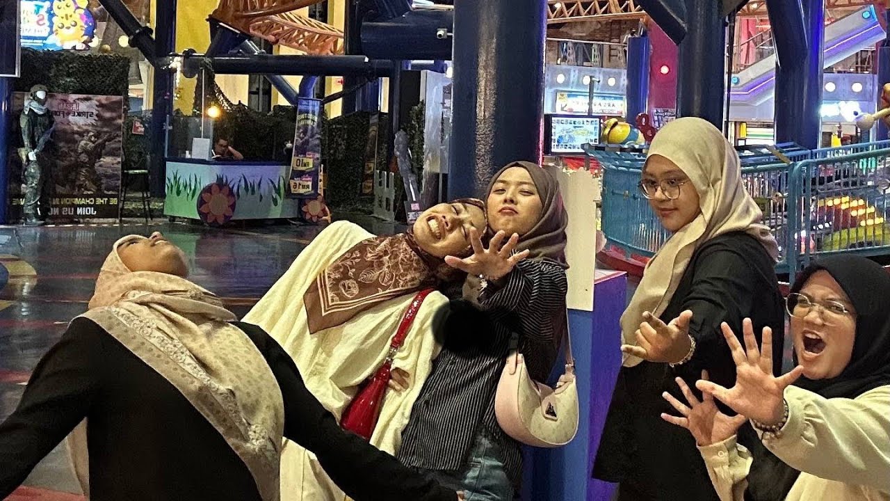We visited the first largest indoor theme park in Malaysia🎢