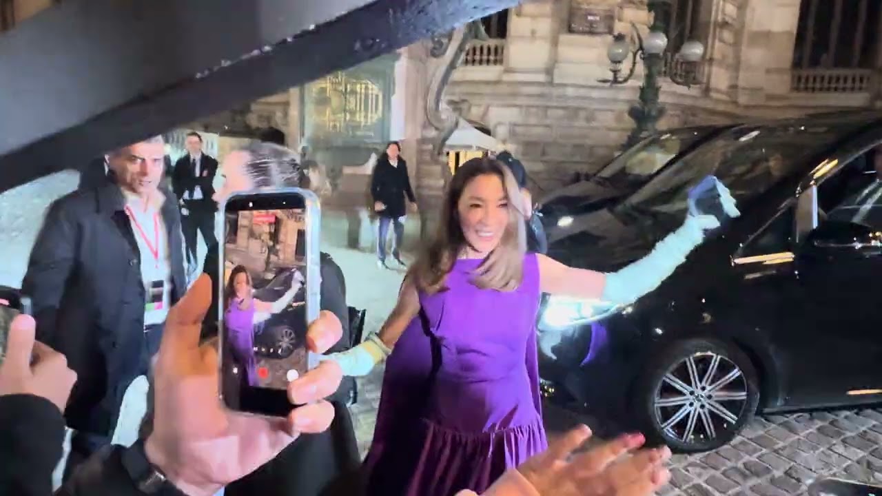Michelle Yeoh sttoped take pictures with fans and singing in Paris 