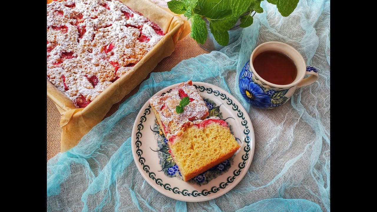 Ciasto jogurtowe z truskawkami i rabarbarem