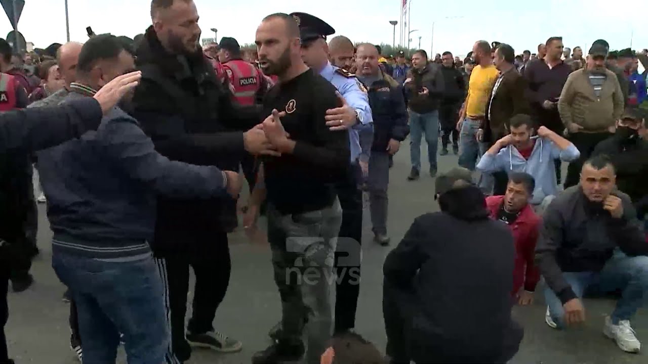 Agravon protesta e fermerëve! Përplasje me policinë,bllokojnë rrugën në Lushnjë | Breaking Top News