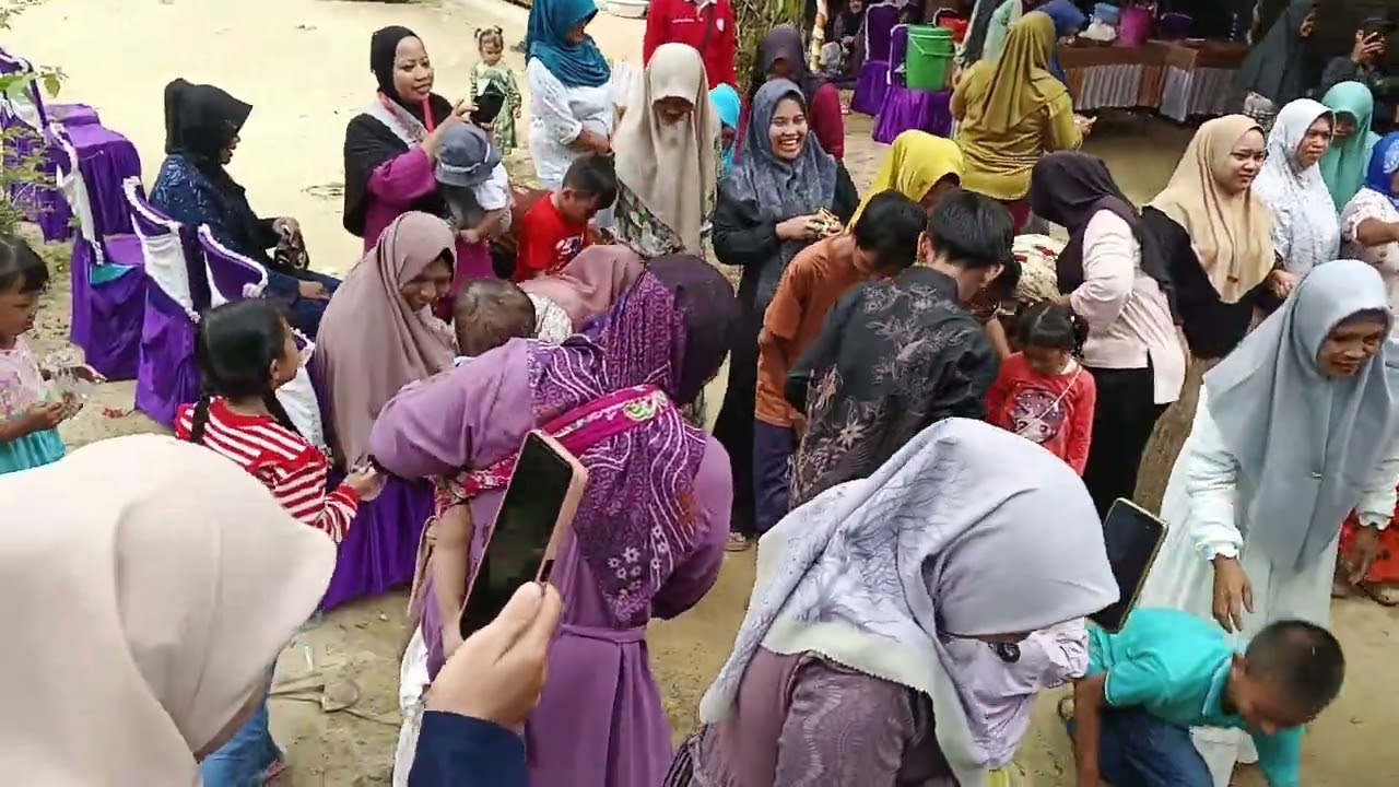 Sesi rebutan saweran di nikahan #saweran #nikah #rebutan #seru #happy