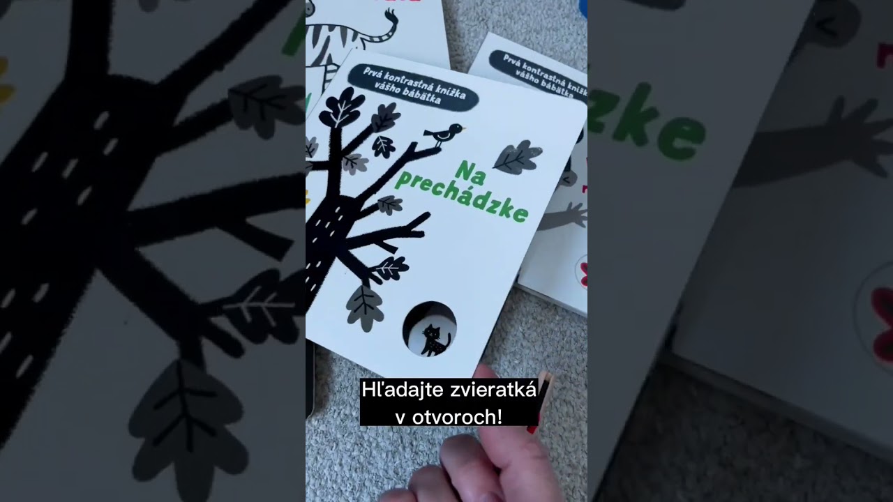 Kontrastné, čiernobiele leporelá s otvormi. 