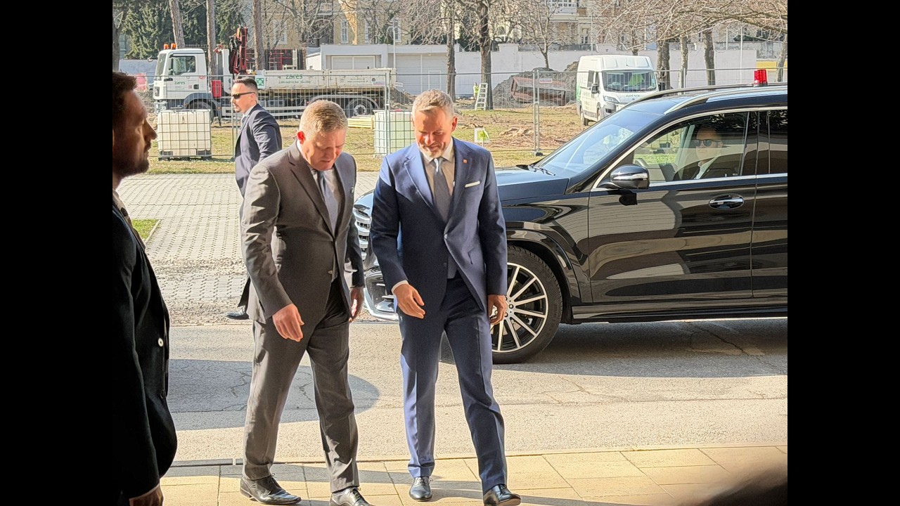Fico a Pellegrini informujú po rokovaní vlády