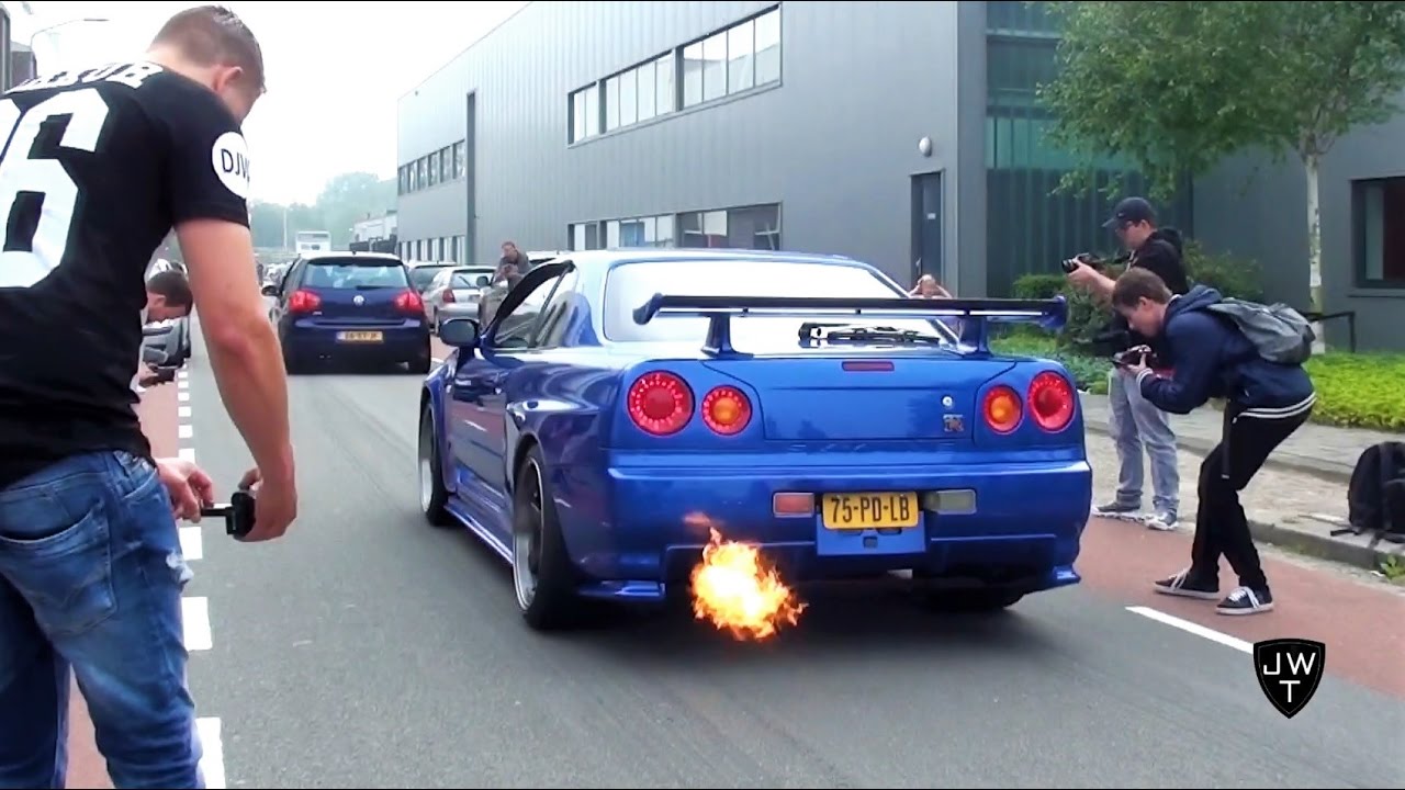 Awesome Nissan Skyline R34 GT-R V-Spec II BACKFIRE, REVS & Acceleration Sounds!