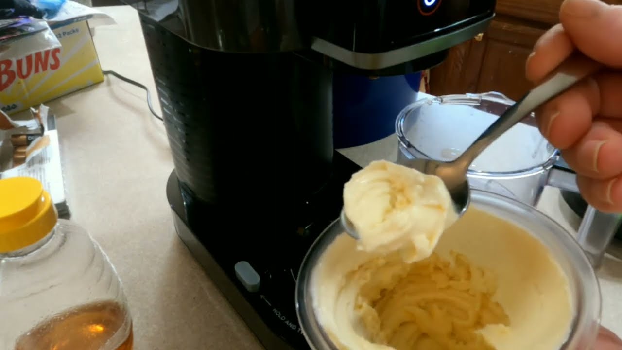 August's Homemade Ice Cream Of The Month: Honey #honey #icecream #recipe #monthly #august