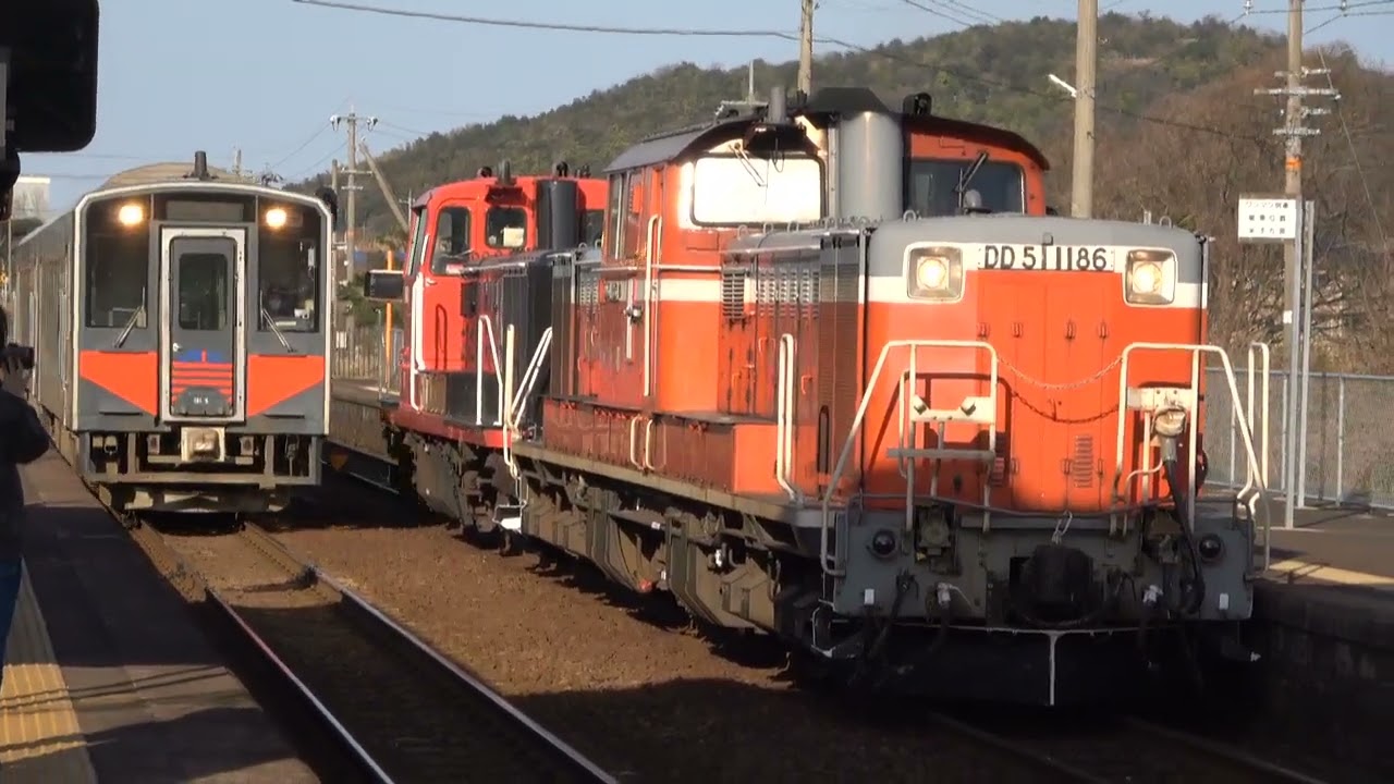 故障機を淀江駅まで推進運転で救援するDD51形機関車を山陰本線で撮影(2023/3/19)