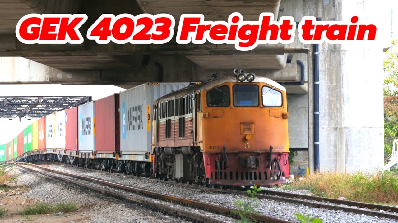 Локомотив GEK 4023 продолжает движение, перевозя длинномерный контейнерный поезд № 726 в Междунар...