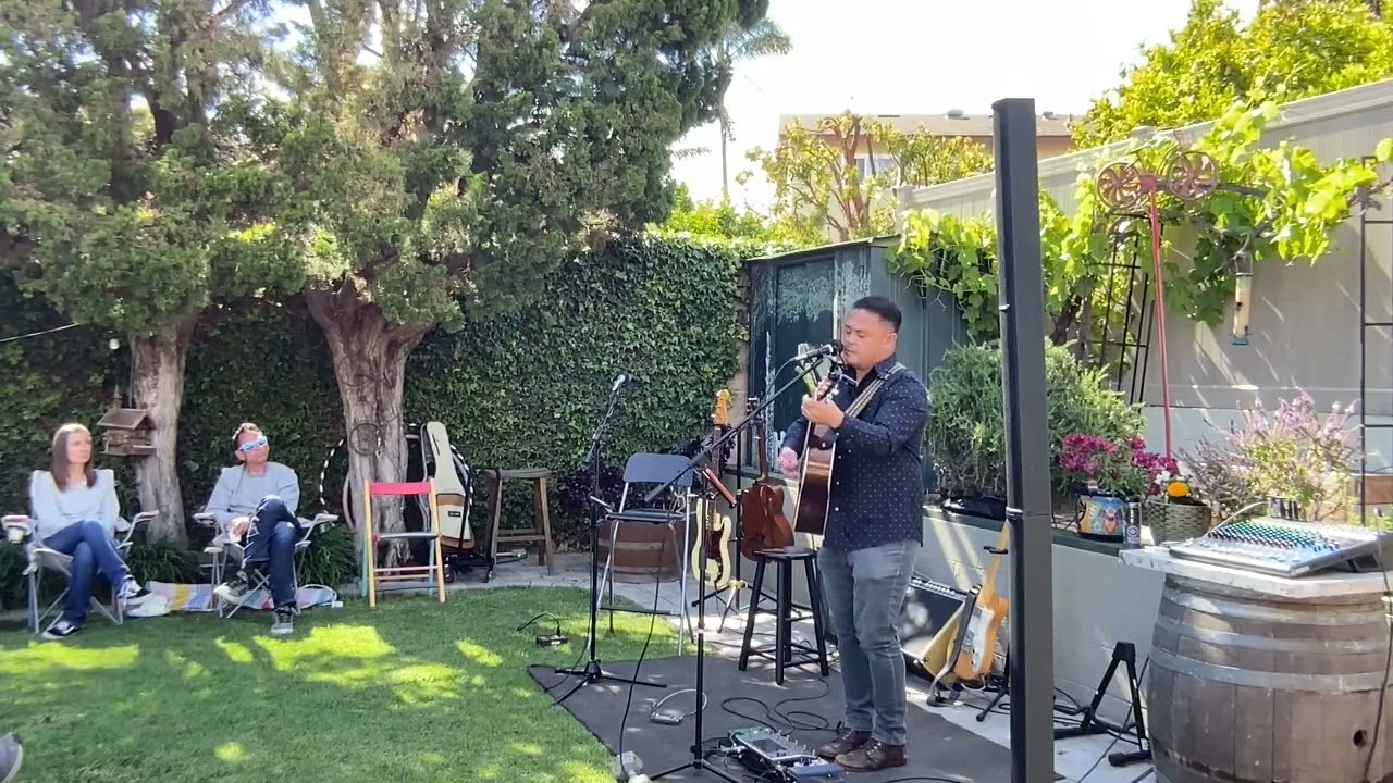 Kris Simeon: Sistership Singer-Songwriter Showcase