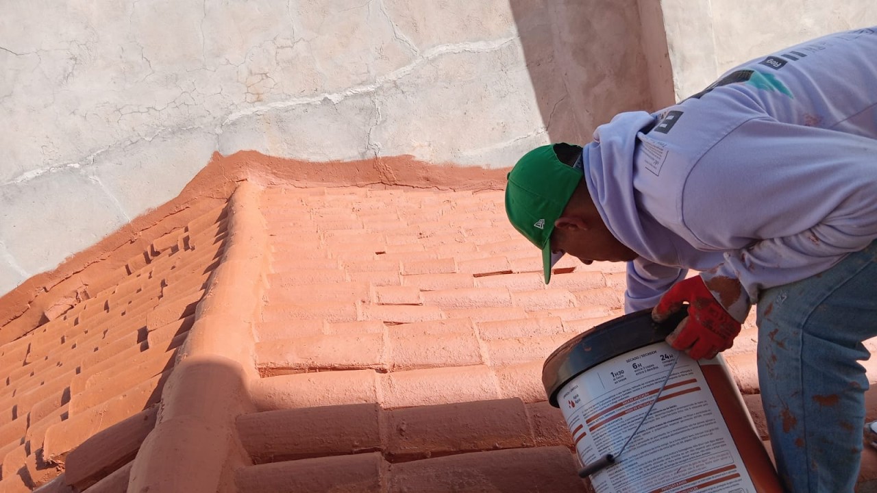 EUROPA 9- Sellado e impermeabilización de tejado viejo con goteras en una casa de pueblo