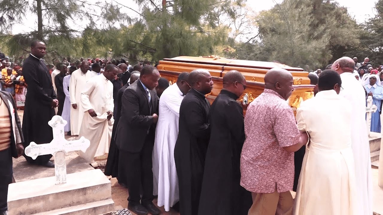HIVI NDIVYO PADRE MODESTUSI MASIKA ALIVYOZIKWA NA MAPADREE WENZAKE/ NA HIVI NDO MAPADRE HUZIKWA