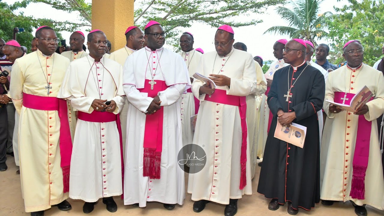 Tazama Maaskofu Walivyowasili Kanisa Kuu la Mt. Andrea Kaggwa Lindi kwa Ajili ya Masifu ya Jioni