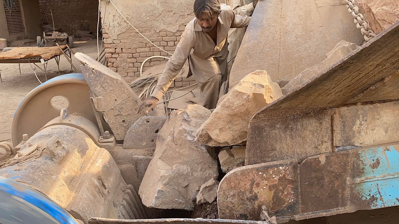 Jaw Crusher in Actio!Stone Crusher Machine:Jaw Crushing Power!Crushing Rocks with Jaw Crushing