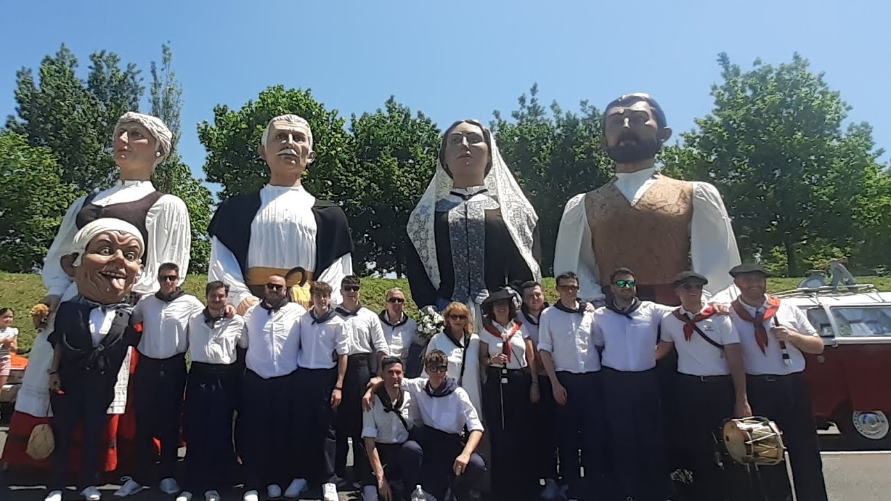 Gigantes de Buztintxuri en las fiestas de Derio   18/05/2025