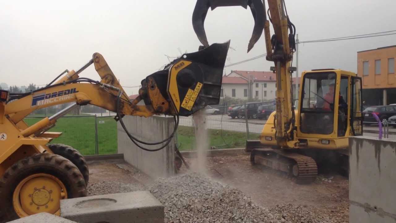 MB-L 160 crusher bucket crushing concrete