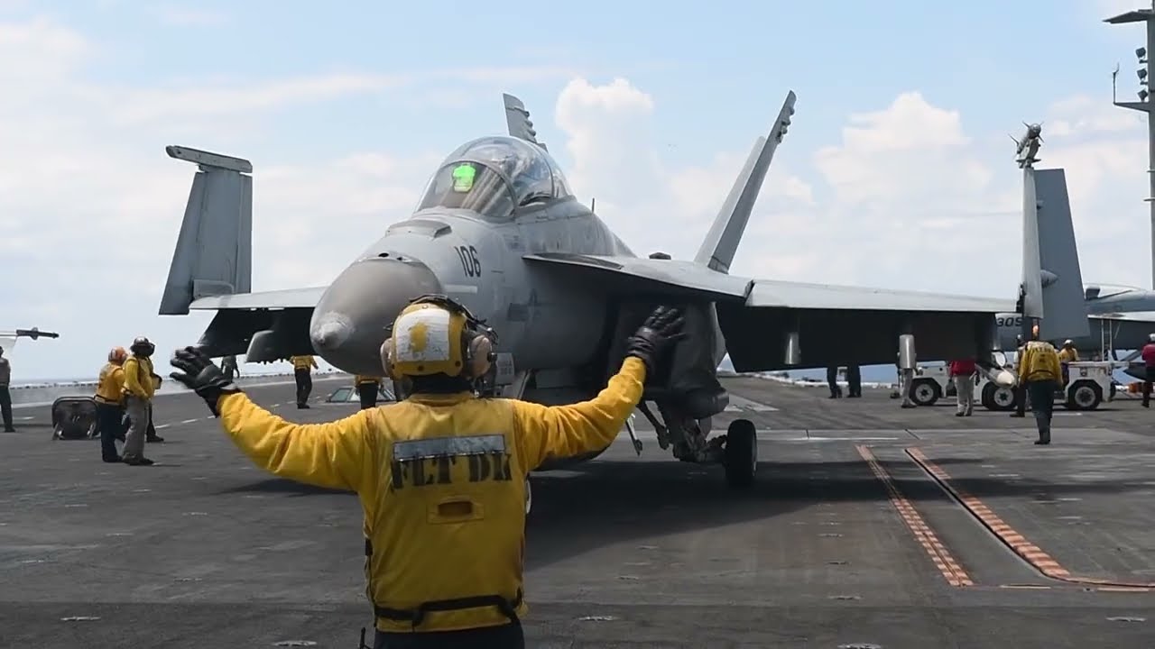 ВСЕ НА БОРТ: Авианосец USS Nimitz (CVN 68) в Тихом океане