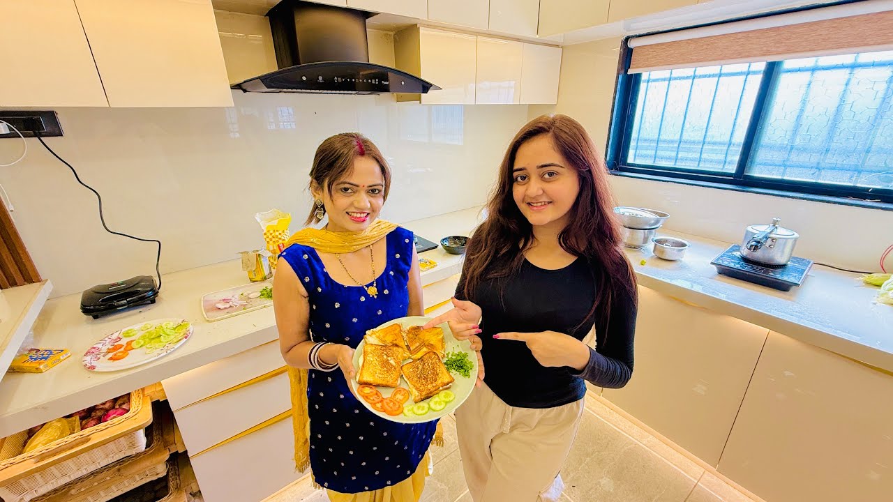 Mummy Ne Bana 5 Mins Sandwich | Bindass Kavya Mummy Vlogs