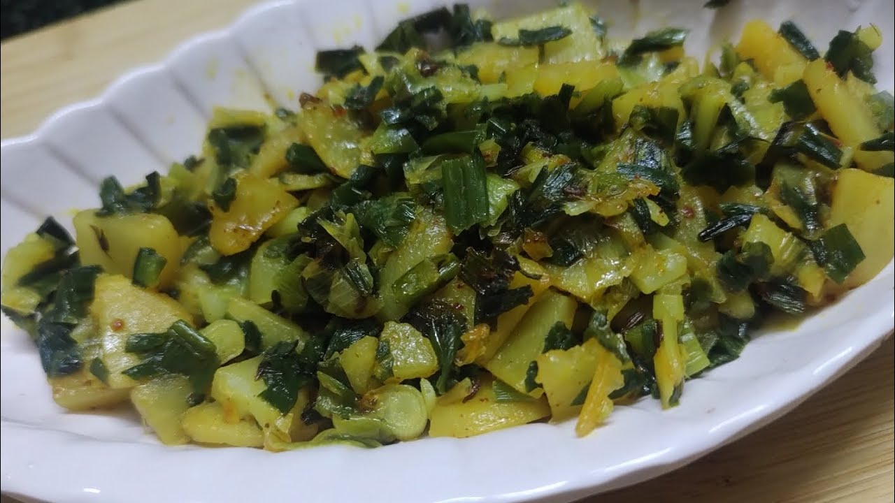 Spring Onion or aloo ki sabzi banane ki tasty and aasan recipe 🧅 🌱| Razia's Kitchen and Vlogs  