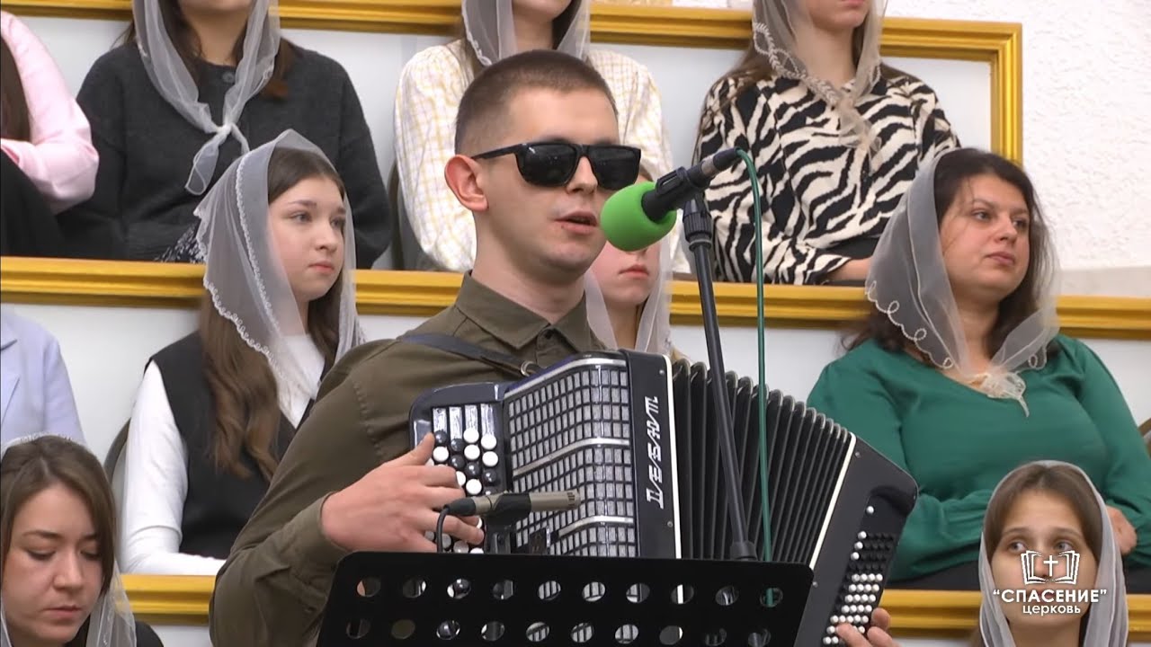 Нависли скалы слева, зияет пропасть справа / Песня