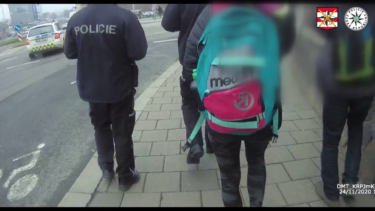 Policie ČR: Vulgární gesto na policisty a ještě přebíhání na červenou