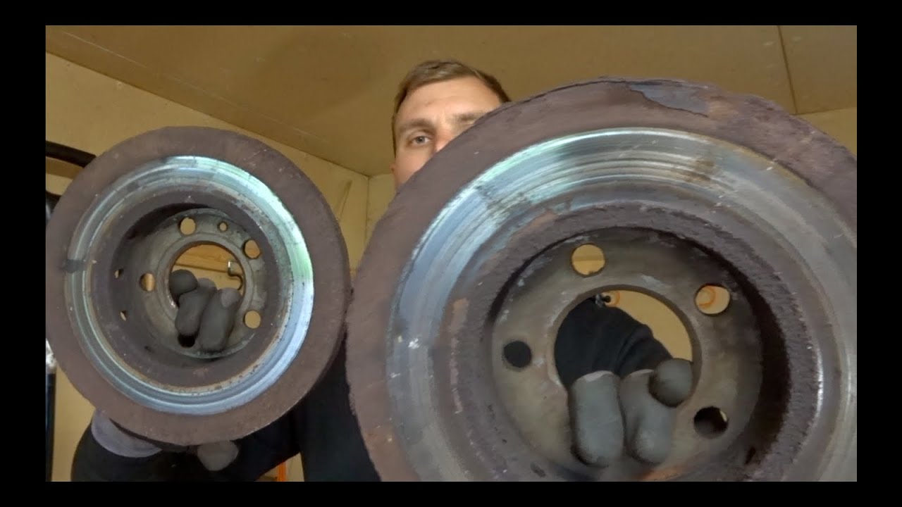 BYTER BROMSSKIVOR OCH BELÄGG PÅ EN SKODA FABIA