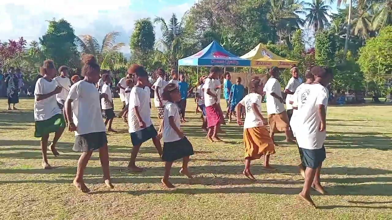 EM I STAP MINISTRY _Performing items at Shalom congrcation Lutheran Church ELC PNG.