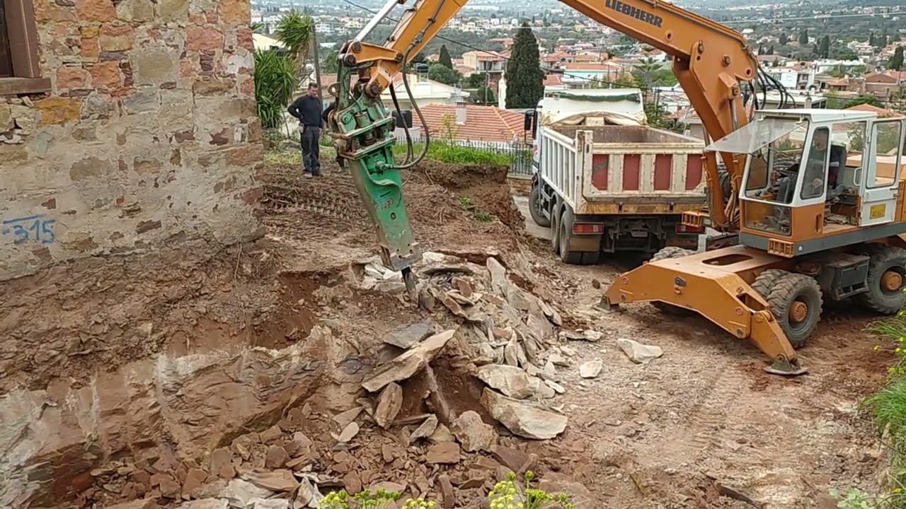 Liebherr A921 Serie C with Montabert 700.