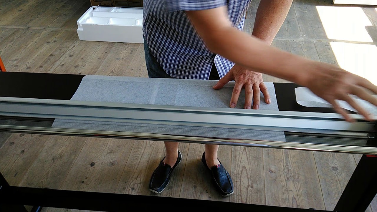 Řezání sklovité tkaniny pomocí manuální řezačky NEOLT TRIM MANUAL