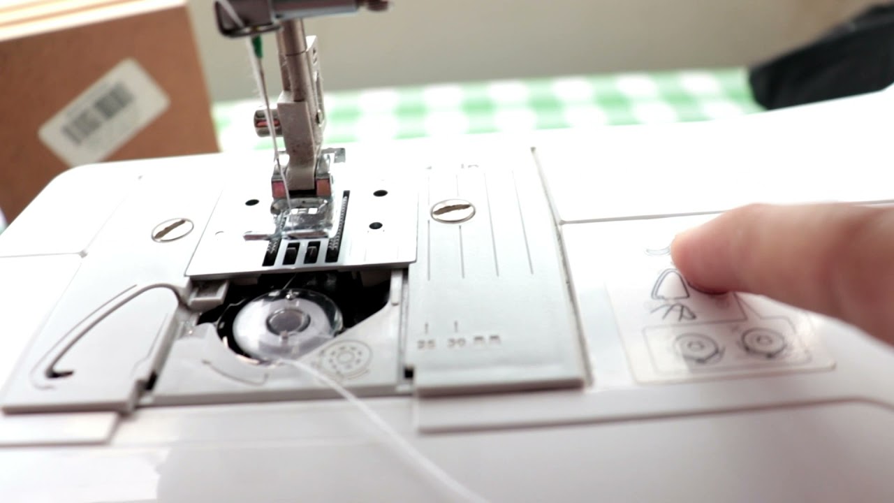 Primeros pasos : ¿Cómo acomodar el carrete en la parte inferior? (Máquina Brother LX3817)