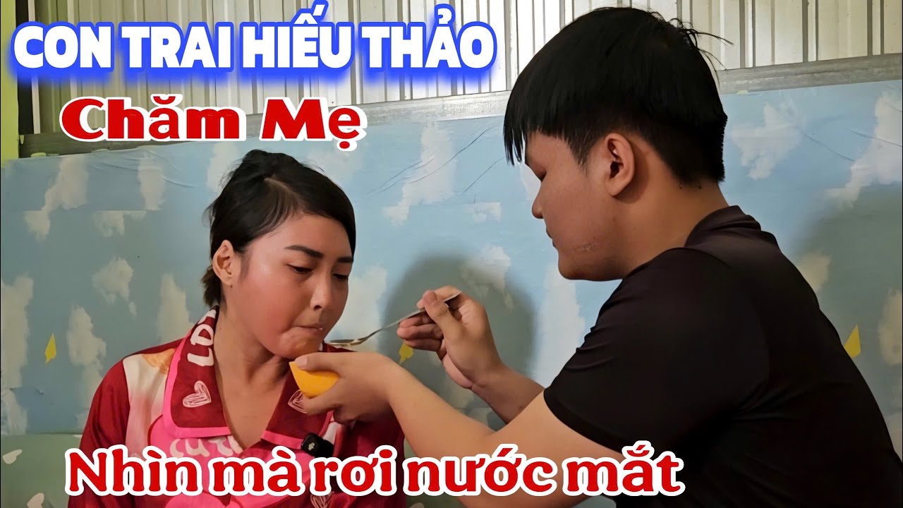Rơi nước mắt con trai hiếu thảo chăm sóc mẹ 