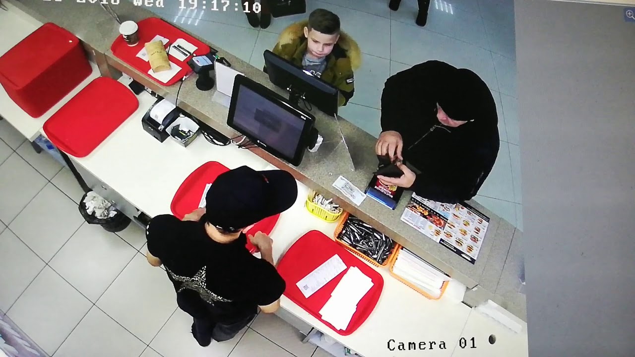 Мошенник пытается обмануть кассира