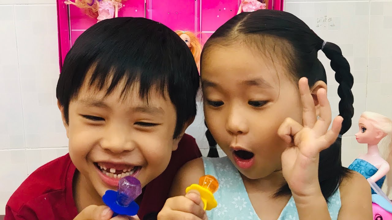 Anh Stin Hậu Đậu Cực Hài Hước (^_^) Stin Dâu Chơi Búp Bê Và Tuyệt Chiêu Dỗ Em Bằng Kẹo Nhẫn