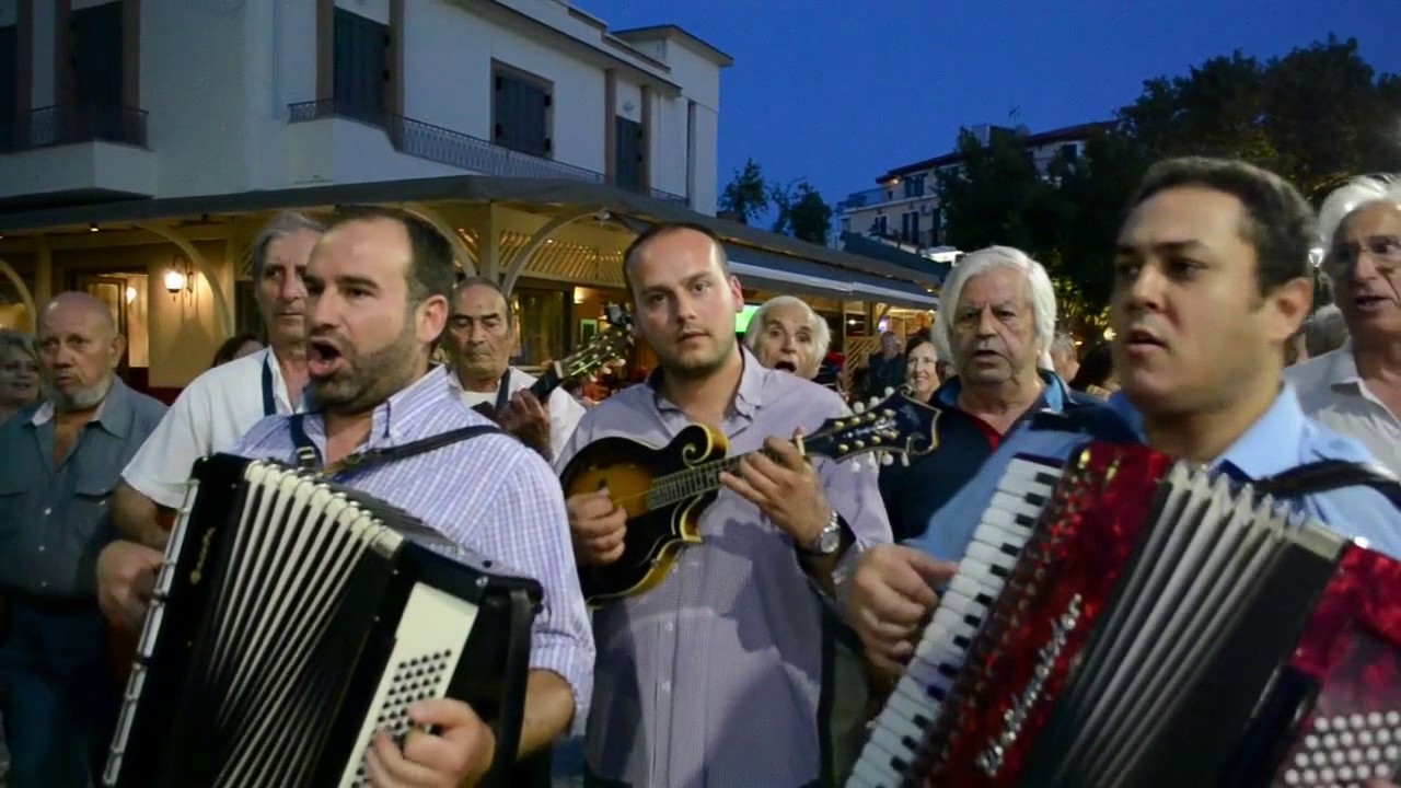 Περαντζάδα με καντάδες στη νέα Πλατεία Αργοστολίου