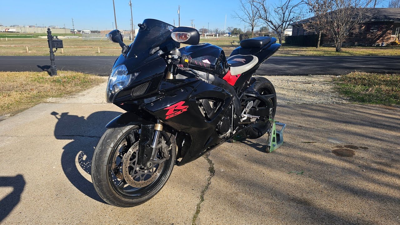 The wife's new to her bike! 2006 gsxr 600