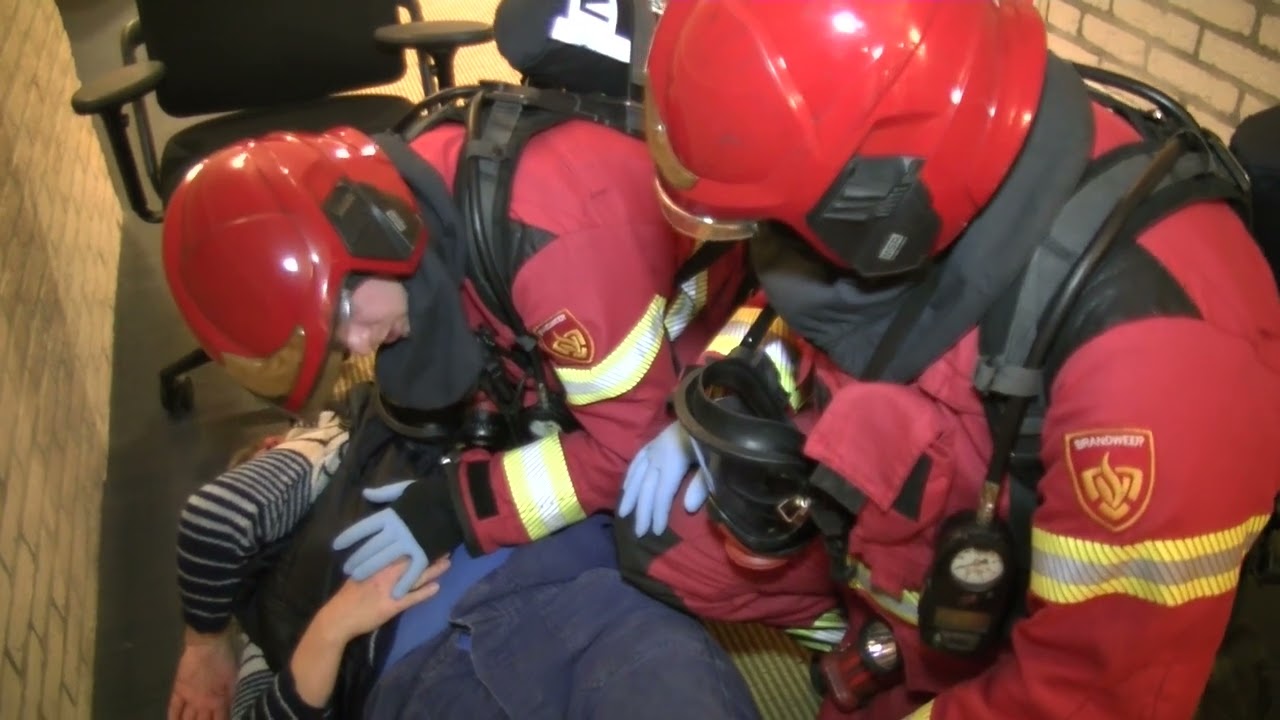 Brandweeroefening in de Molenhof te Oude Pekela 1 november 2023