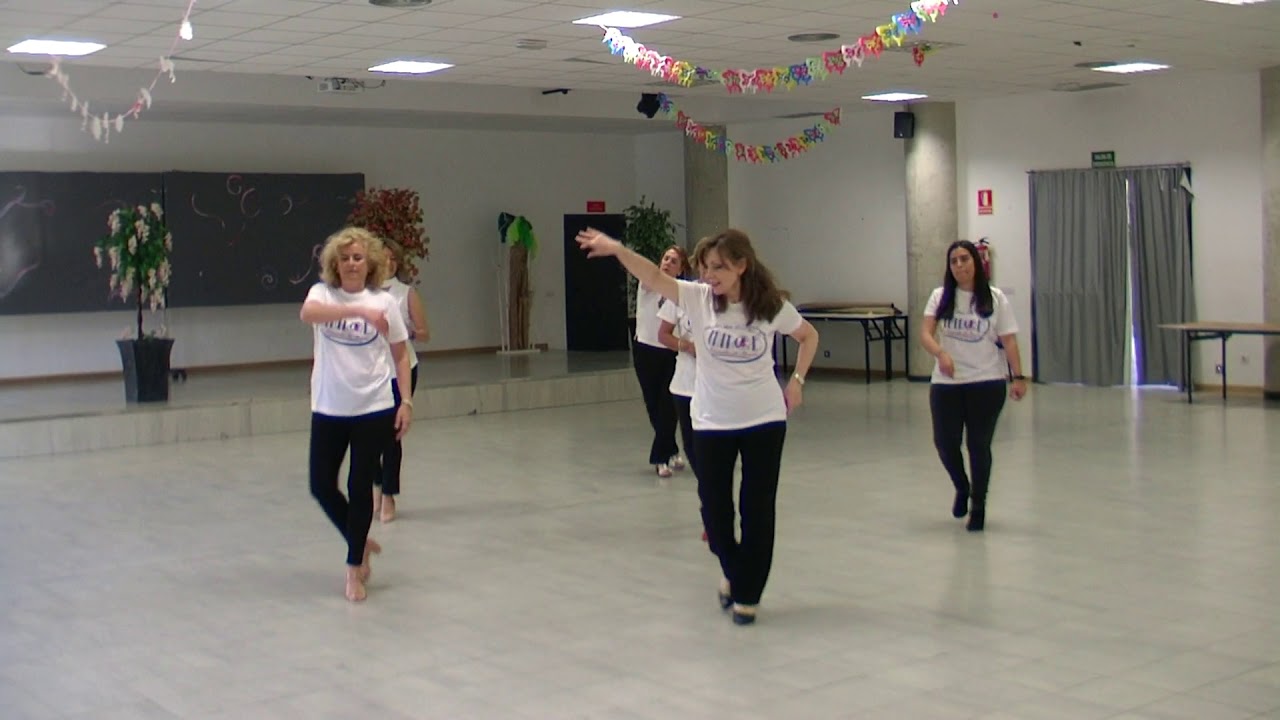 Baile en grupo meneito Echame la culpa