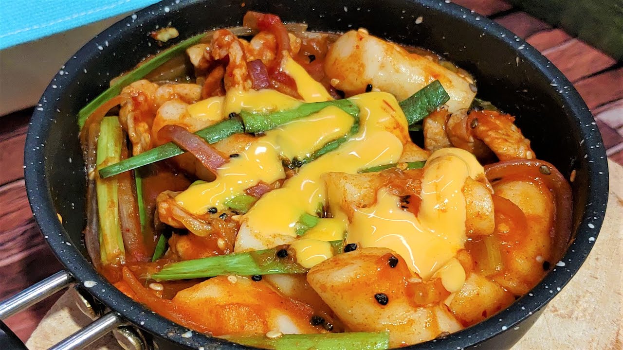 Tteokbokki (Spicy Korean Rice Cakes) with Cheese | Recipe with Subtitle | Camping in a Little Forest
