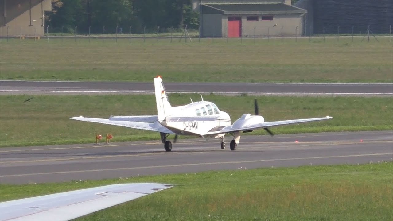 Beechcraft Baron takeoff at Graz Airport | D-IFMV