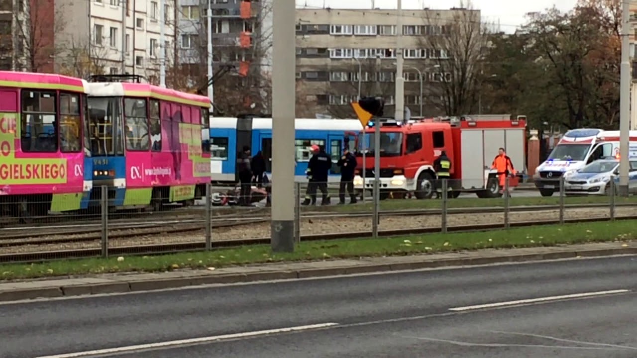 Wypadek tramwaju z motocyklem. Dojazd służb na miejsce wypadku.