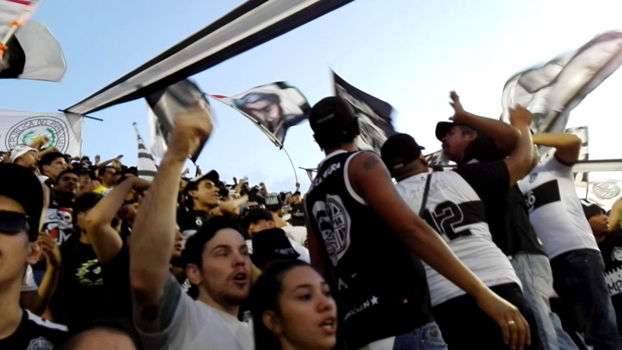 La Barra del Olimpia presente alentando a la O 🎶🎺 Tema imposible (callejeros)